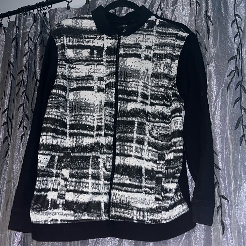 Black and white pattern zipup